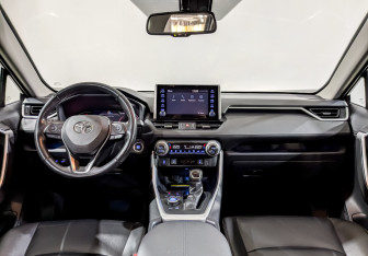Подержанный автомобиль Toyota RAV4 2020 года (14 фото)
