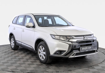 Подержанный автомобиль Mitsubishi Outlander 2019 года (3 фото)