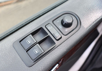 Подержанный автомобиль Volkswagen Multivan 2013 года (11 фото)