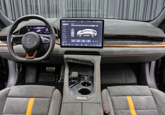 Подержанный автомобиль Zeekr 001 2023 года (14 фото)