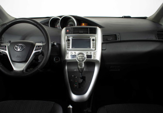 Подержанный автомобиль Toyota Verso 2012 года (11 фото)