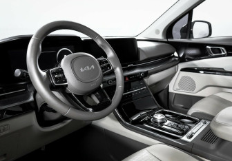 Подержанный автомобиль Kia Carnival 2022 года (13 фото)