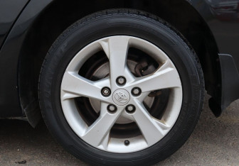 Подержанный автомобиль Toyota Corolla Sedan 2011 года (9 фото)