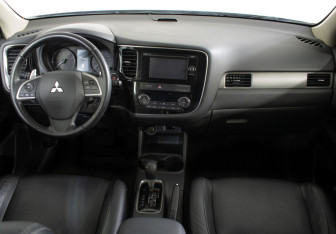 Подержанный автомобиль Mitsubishi Outlander 2012 года (11 фото)