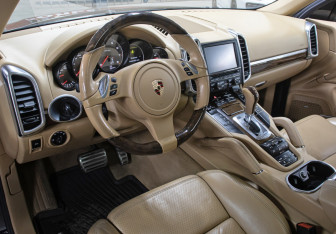 Подержанный автомобиль Porsche Cayenne 2011 года (16 фото)