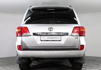 Подержанный автомобиль Toyota Land Cruiser Suv 2014 года (5 фото)