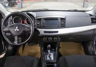 Подержанный автомобиль Mitsubishi Lancer Sedan 2011 года (14 фото)