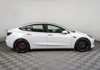 Подержанный автомобиль Tesla Model 3 2021 года (4 фото)