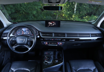 Подержанный автомобиль Audi Q7 2016 года (12 фото)