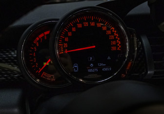 Подержанный автомобиль MINI Hatch 2019 года (19 фото)