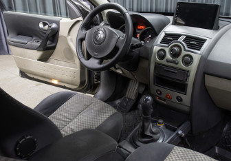 Подержанный автомобиль Renault Megane Sedan 2005 года (10 фото)