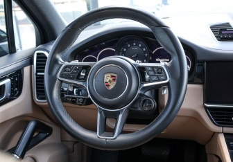 Подержанный автомобиль Porsche Cayenne 2021 года (19 фото)