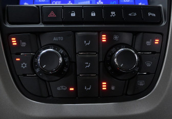 Подержанный автомобиль Opel Astra Wagon 2012 года (12 фото)