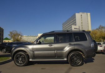 Подержанный автомобиль Mitsubishi Pajero 2014 года (8 фото)