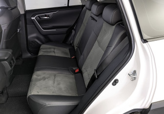 Подержанный автомобиль Toyota RAV4 2024 года (18 фото)