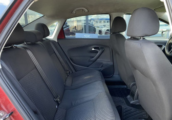 Подержанный автомобиль Volkswagen Polo Sedan 2012 года (18 фото)