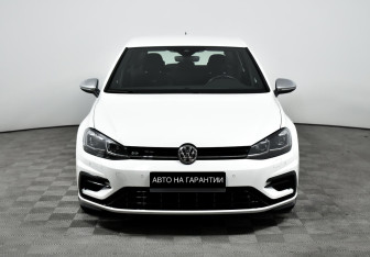 Подержанный автомобиль Volkswagen Golf R Hatchback 2019 года (2 фото)