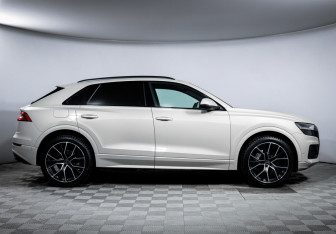 Подержанный автомобиль Audi Q8 2022 года (4 фото)