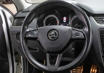 Подержанный автомобиль Skoda Octavia Liftback 2017 года (17 фото)