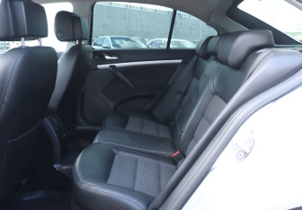 Подержанный автомобиль Skoda Octavia Liftback 2011 года (10 фото)