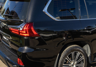 Подержанный автомобиль Lexus LX 2018 года (30 фото)