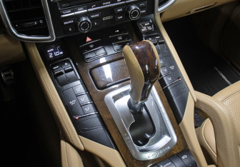 Подержанный автомобиль Porsche Cayenne 2011 года (18 фото)