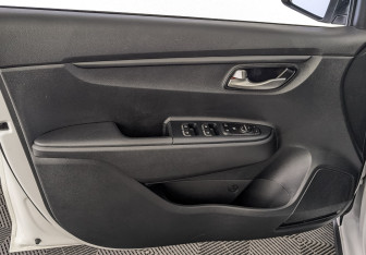 Подержанный автомобиль Kia Rio Hatchback 2021 года (19 фото)