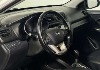 Подержанный автомобиль Kia Rio Hatchback 2013 года (13 фото)