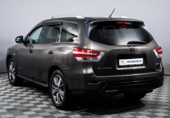 Подержанный автомобиль Nissan Pathfinder 2015 года (7 фото)
