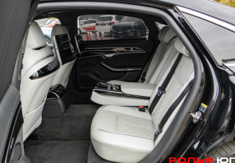 Подержанный автомобиль Audi A8 2022 года (8 фото)