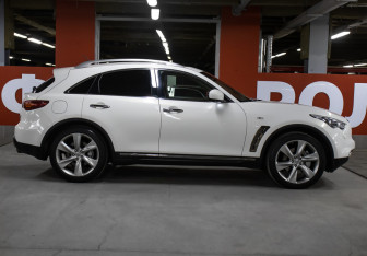 Подержанный автомобиль Infiniti FX 2012 года (4 фото)