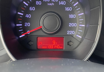 Подержанный автомобиль Kia Rio Hatchback 2015 года (14 фото)