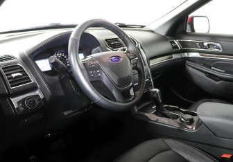 Подержанный автомобиль Ford Explorer 2018 года (8 фото)