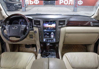 Подержанный автомобиль Lexus LX 2009 года (15 фото)