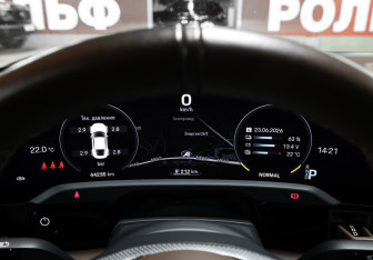 Подержанный автомобиль Porsche Taycan 2021 года (14 фото)