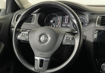 Подержанный автомобиль Volkswagen Jetta Sedan 2013 года (14 фото)