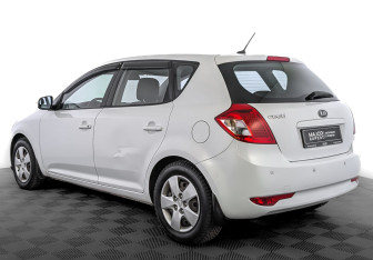 Подержанный автомобиль Kia Ceed Hatchback 2010 года (7 фото)