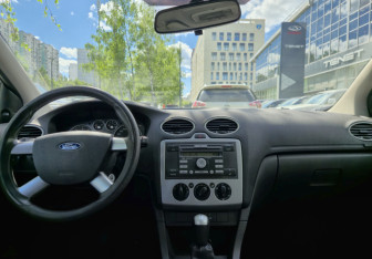 Подержанный автомобиль Ford Focus Hatchback 2006 года (10 фото)