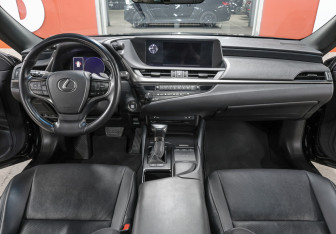 Подержанный автомобиль Lexus ES 2019 года (14 фото)