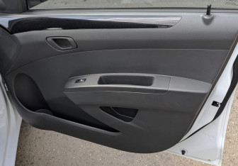 Подержанный автомобиль Chevrolet Spark 2012 года (22 фото)