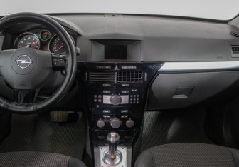 Подержанный автомобиль Opel Astra Hatchback 2010 года (14 фото)
