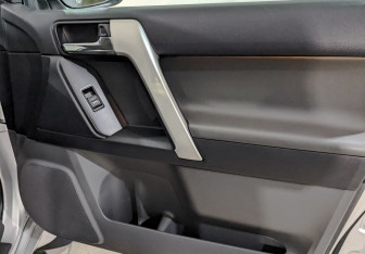 Подержанный автомобиль Toyota Land Cruiser Prado 2013 года (24 фото)