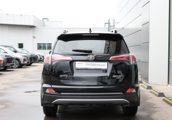 Подержанный автомобиль Toyota RAV4 2018 года (6 фото)