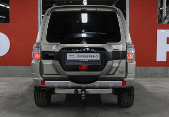 Подержанный автомобиль Mitsubishi Pajero 2017 года (6 фото)