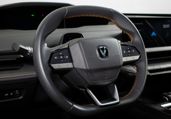 Подержанный автомобиль Changan UNI-V 2023 года (15 фото)