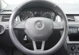 Подержанный автомобиль Skoda Rapid Liftback 2016 года (14 фото)