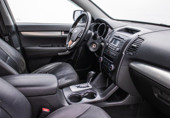 Подержанный автомобиль Kia Sorento 2010 года (10 фото)
