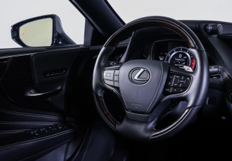 Подержанный автомобиль Lexus LS 2018 года (17 фото)