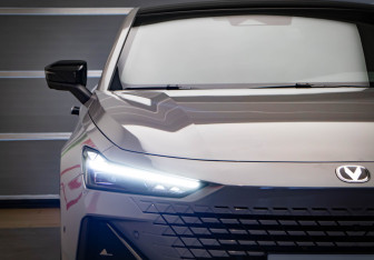 Подержанный автомобиль Changan UNI-V 2024 года (35 фото)