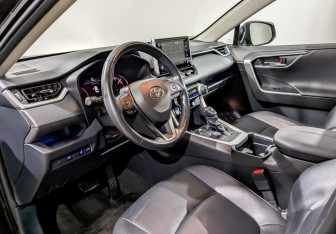 Подержанный автомобиль Toyota RAV4 2020 года (16 фото)